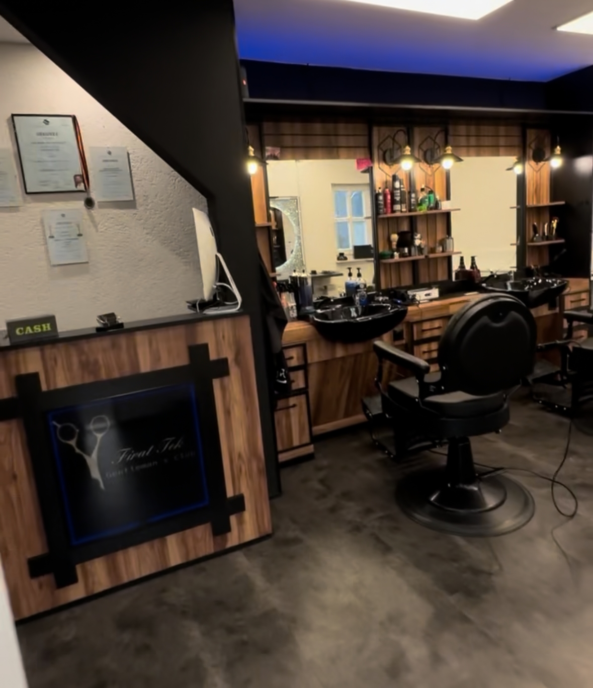 Salon-Innenraum: Ein stilvoller Salon-Bereich mit dunklen Holzmöbeln und Barhockern.