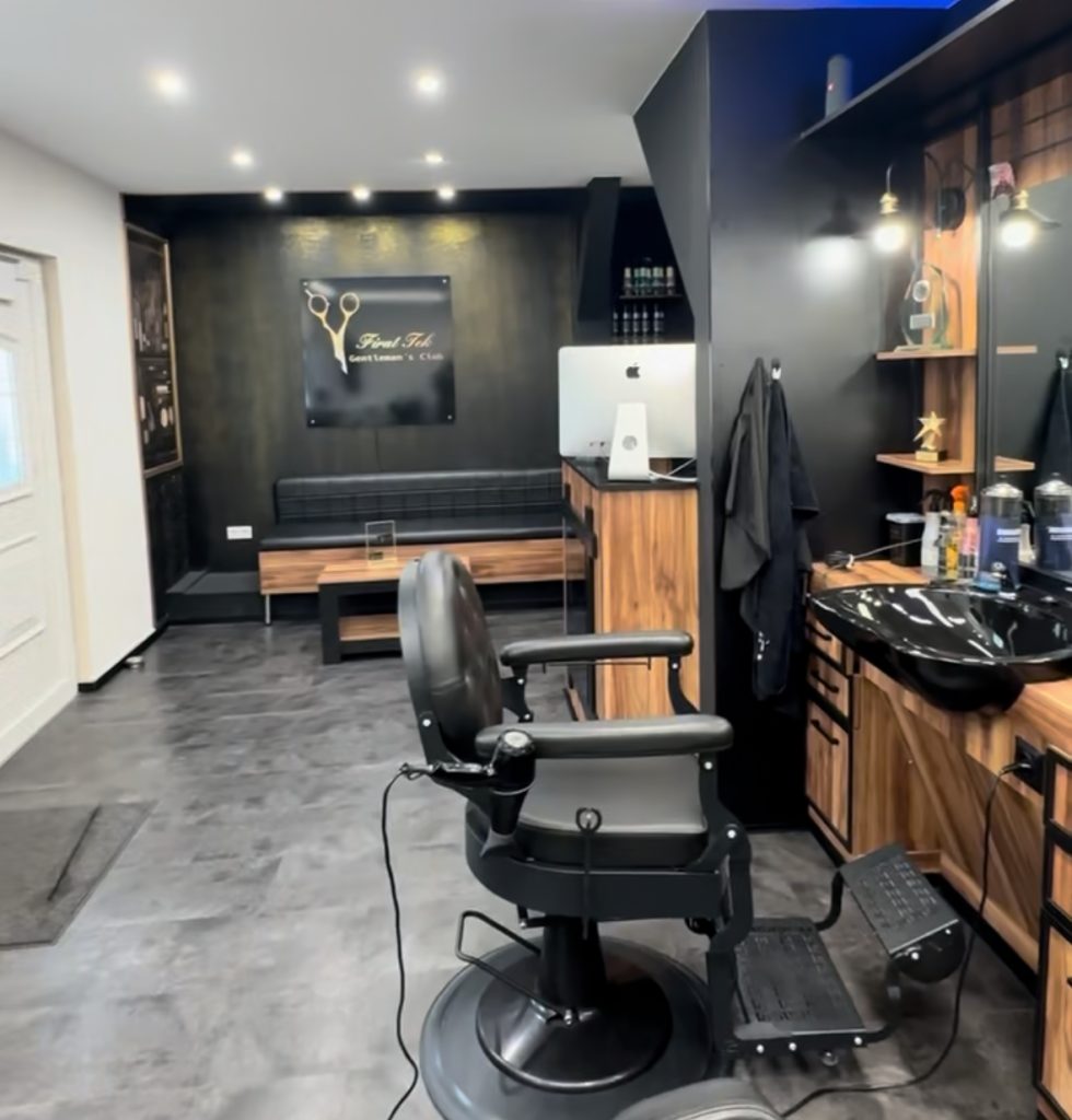 Friseursalon: Blick auf moderne Friseurstühle und hölzerne Bedienplätze.