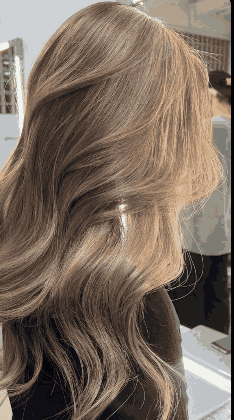 Haarstyling: Detailaufnahme von perfekt gestyltem, langem blondem Haar.